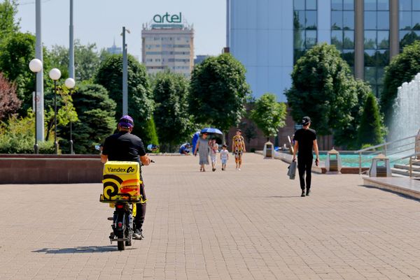 Ҳамма ўзини фавворлар ёнига уради, чунки у ер салқинроқ, сув атрофга сачраб турибди - Sputnik Ўзбекистон
