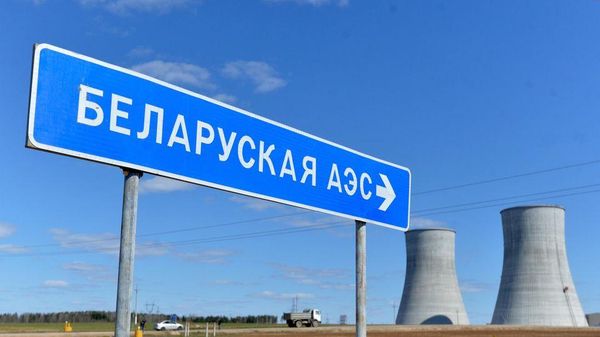Ukazatel na stroyashuyusya Belorusskuyu AES vozle goroda Ostroves v Grodnenskoy oblasti. - Sputnik O‘zbekiston