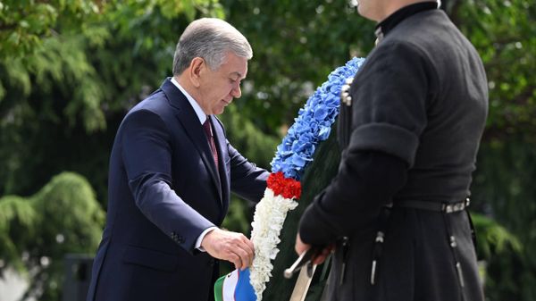 Шавкат Мирзиёев посетил Площадь героев в Тбилиси и возложил венок к подножию Мемориала героев, погибших за единство Грузии. - Sputnik Узбекистан