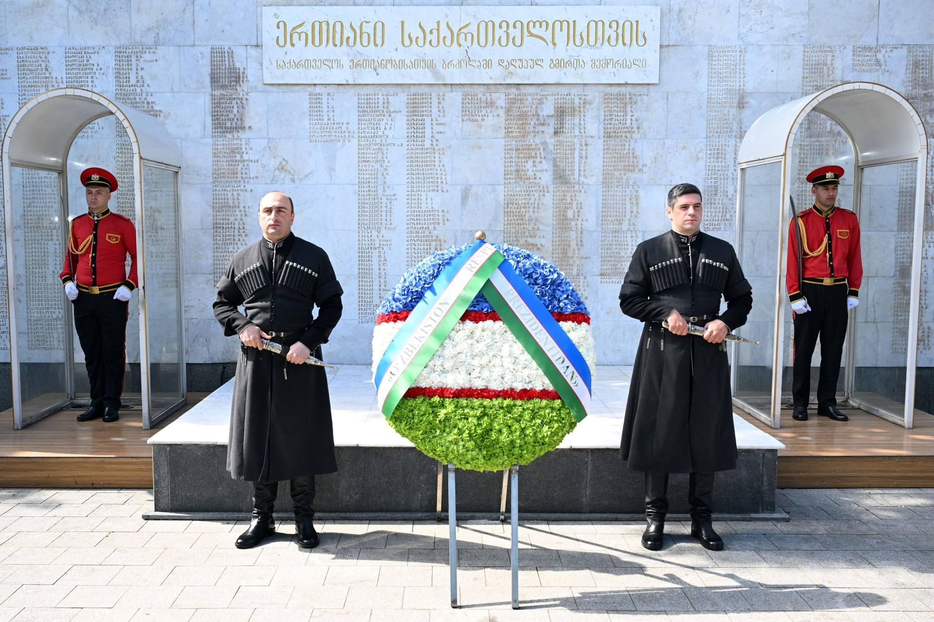 Шавкат Мирзиёев посетил Площадь героев в Тбилиси и возложил венок к подножию Мемориала героев, погибших за единство Грузии. Шавкат Мирзиёев посетил Площадь героев в Тбилиси и возложил венок к подножию Мемориала героев, погибших за единство Грузии. - Sputnik Узбекистан, 1920, 03.07.2026