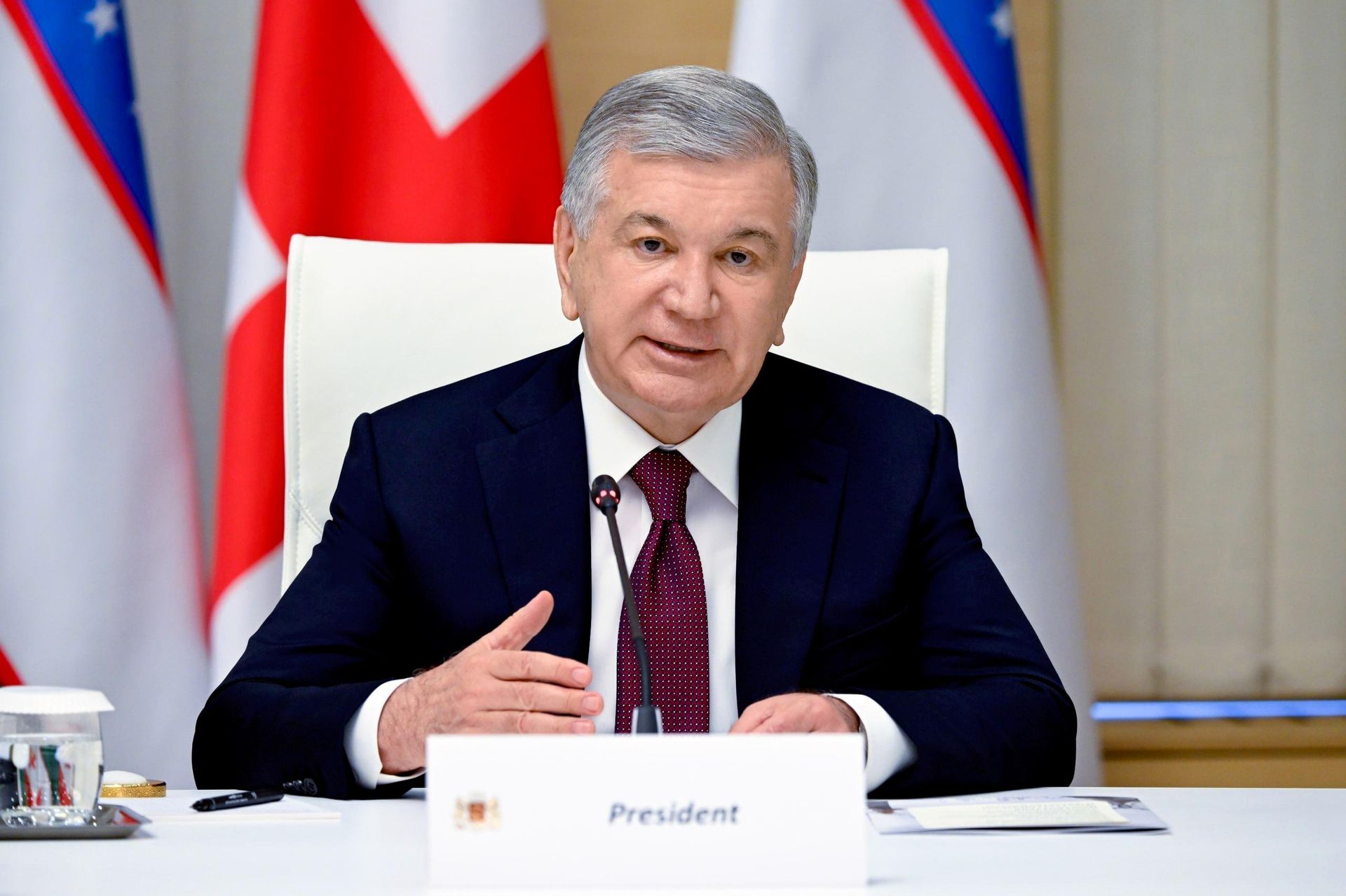 Шавкат Мирзиёев и Ираклий Кобахидзе провели переговоры в узком составе и с участием членов официальных делегаций двух стран. Шавкат Мирзиёев и Ираклий Кобахидзе провели переговоры в узком составе и с участием членов официальных делегаций двух стран. - Sputnik Узбекистан, 1920, 03.07.2026