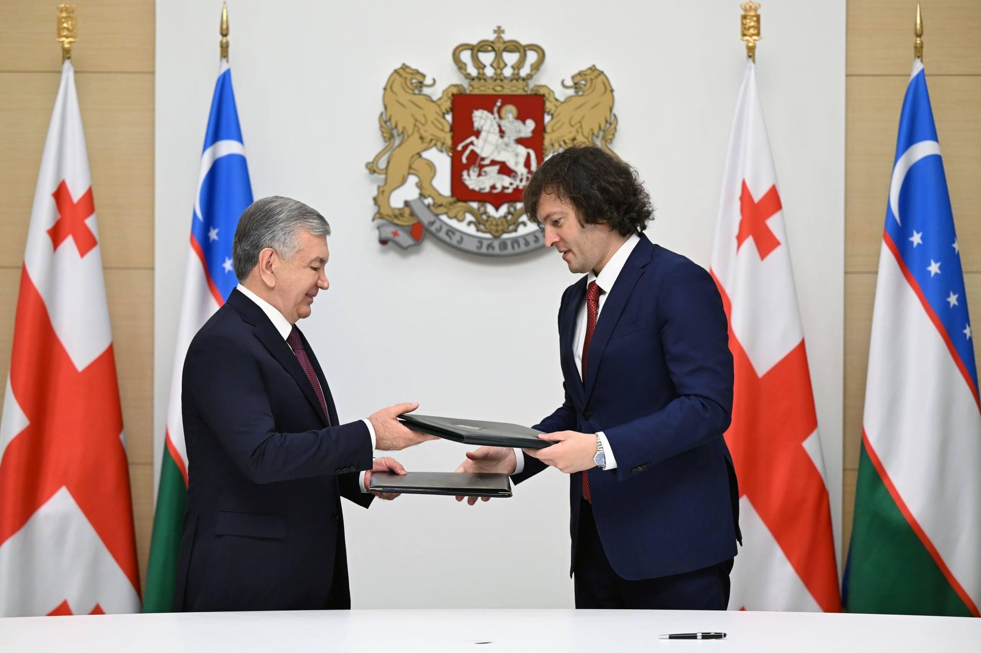 Шавкат Мирзиёев и Ираклий Кобахидзе подписали Декларацию об установлении отношений стратегического партнерства. Шавкат Мирзиёев и Ираклий Кобахидзе подписали Декларацию об установлении отношений стратегического партнерства. - Sputnik Узбекистан, 1920, 03.07.2026