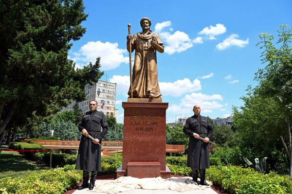Shavkat Mirziyoyev i Irakliy Kobaxidze prinyali uchastie v seremonii otkritiya pamatnika Alisheru Navoi v Tbilisi Shavkat Mirziyoyev i Irakliy Kobaxidze prinyali uchastie v seremonii otkritiya pamatnika Alisheru Navoi v Tbilisi - Sputnik O‘zbekiston