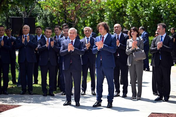 Shavkat Mirziyoyev i Irakliy Kobaxidze prinyali uchastie v seremonii otkritiya pamatnika Alisheru Navoi v Tbilisi Shavkat Mirziyoyev i Irakliy Kobaxidze prinyali uchastie v seremonii otkritiya pamatnika Alisheru Navoi v Tbilisi - Sputnik O‘zbekiston
