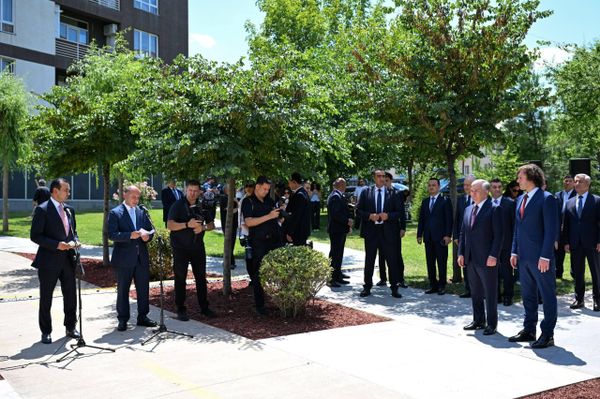 Shavkat Mirziyoyev i Irakliy Kobaxidze prinyali uchastie v seremonii otkritiya pamatnika Alisheru Navoi v Tbilisi Shavkat Mirziyoyev i Irakliy Kobaxidze prinyali uchastie v seremonii otkritiya pamatnika Alisheru Navoi v Tbilisi - Sputnik O‘zbekiston