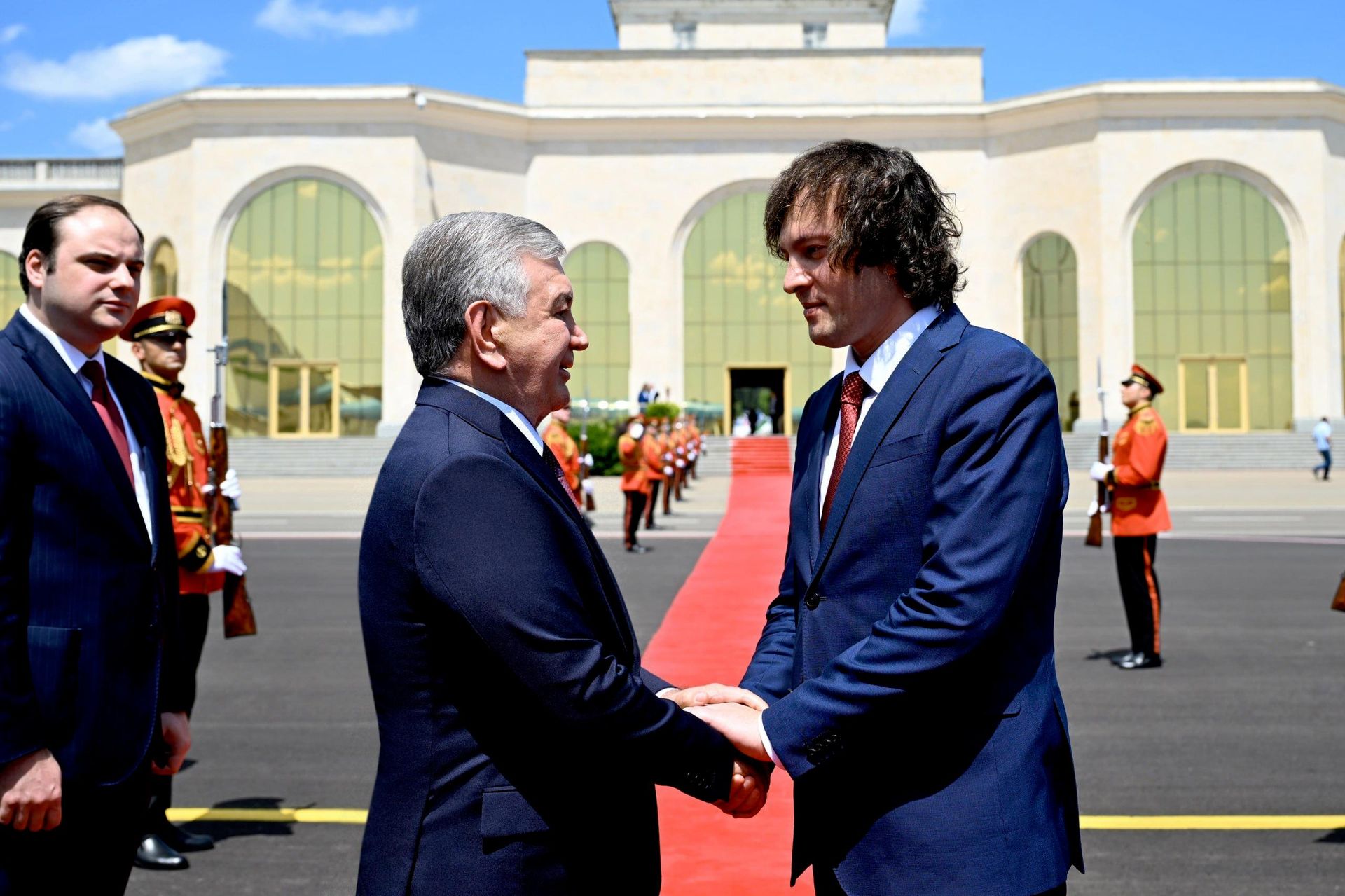 Премьер-министр Грузии Ираклий Кобахидзе проводил президента Узбекистана Шавката Мирзиёева в Ташкент. - Sputnik Узбекистан, 1920, 03.07.2026