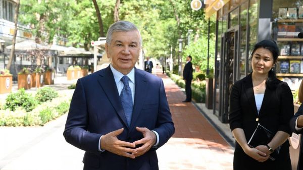 Президент Узбекистана посетил новую торговую улицу в Сергелийском районе Ташкента - Sputnik Узбекистан