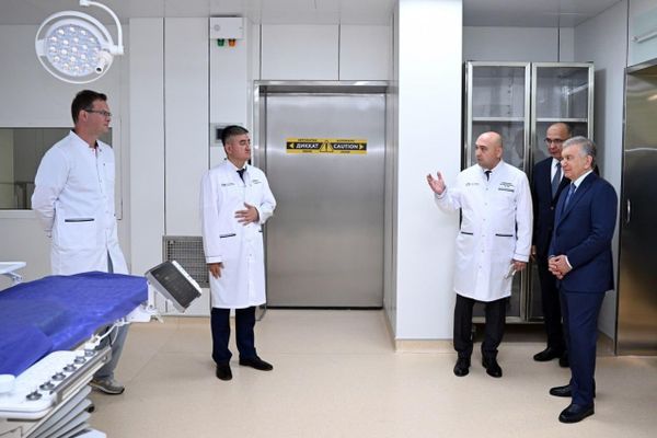 Шавкат Мирзиёев посетил частный медицинский центр Global International Hospital в Сергелийском районе - Sputnik Узбекистан
