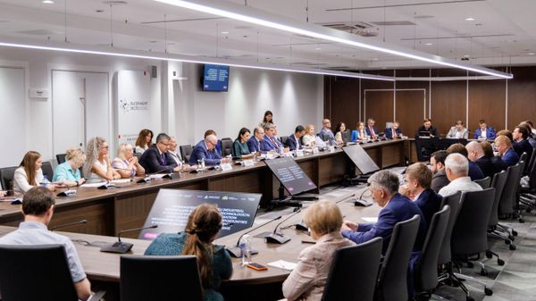 Заседание круглого стола Промышленная кооперация в ЕАЭС и технологическое сотрудничество: механизмы поддержки и новые возможности в рамках Иннопрома в Екатеринбурге - Sputnik Узбекистан