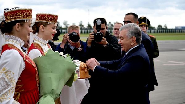 Пресс-служба президента Узбекистана поделилась кадрами прибытия Шавката Мирзиёева в Беларусь - Sputnik Узбекистан