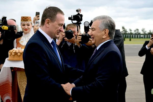 Пресс-служба президента Узбекистана поделилась кадрами прибытия Шавката Мирзиёева в Беларусь - Sputnik Узбекистан