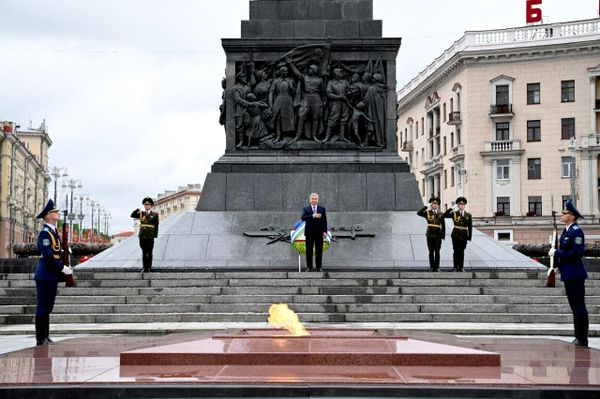 Шавкат Мирзиёев возложил венок к Монументу Победы в Минске - Sputnik Узбекистан