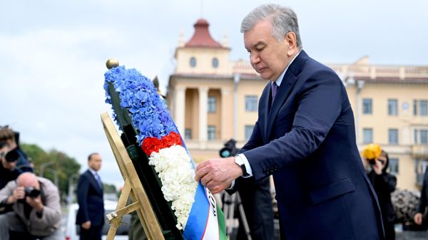 Президент Узбекистана Шавкат Мирзиёев возложил венок к Монументу Победы в Минске. - Sputnik Узбекистан