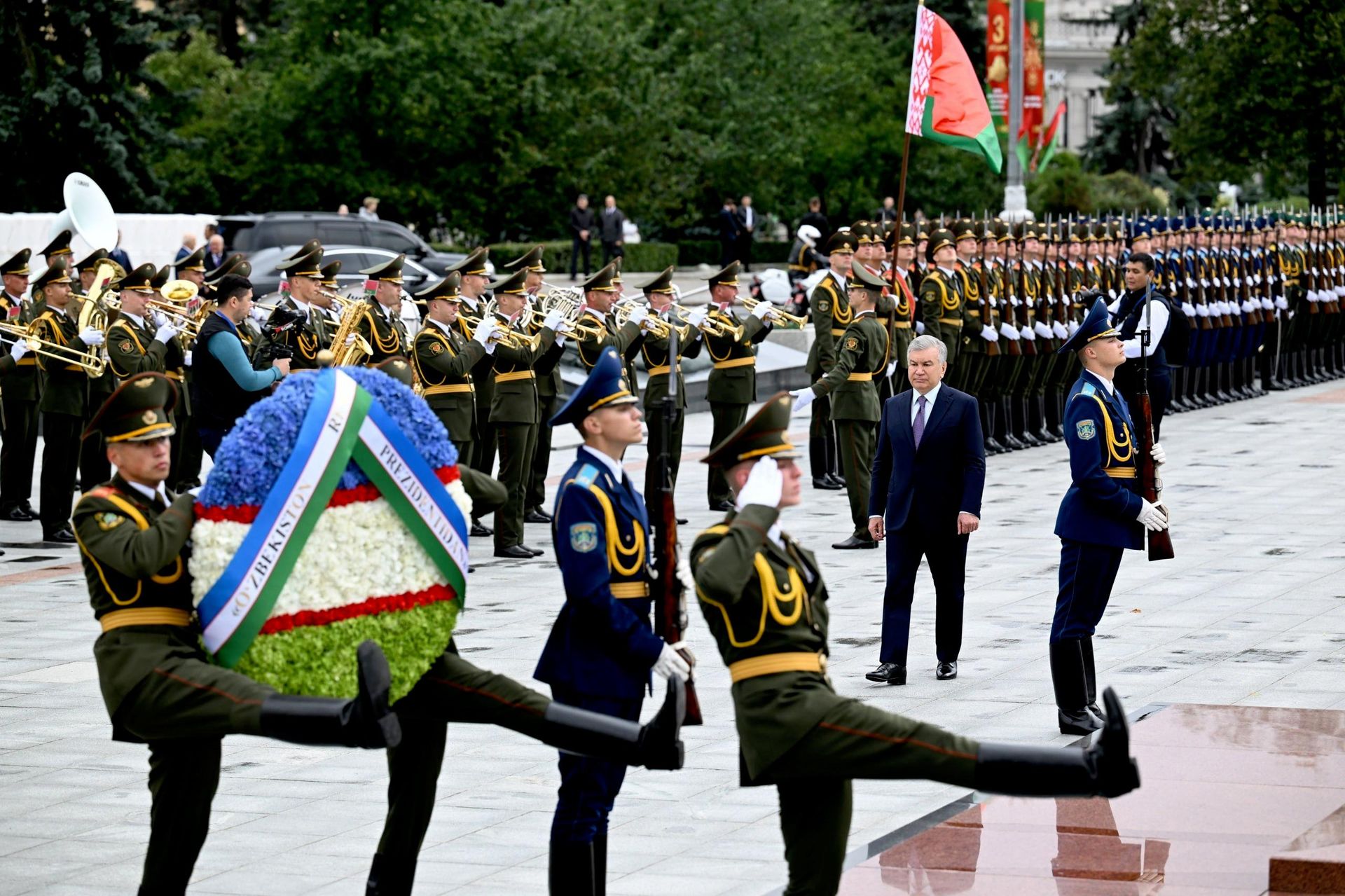 Президент Узбекистана Шавкат Мирзиёев возложил венок к Монументу Победы в Минске. - Sputnik Узбекистан, 1920, 09.07.2026