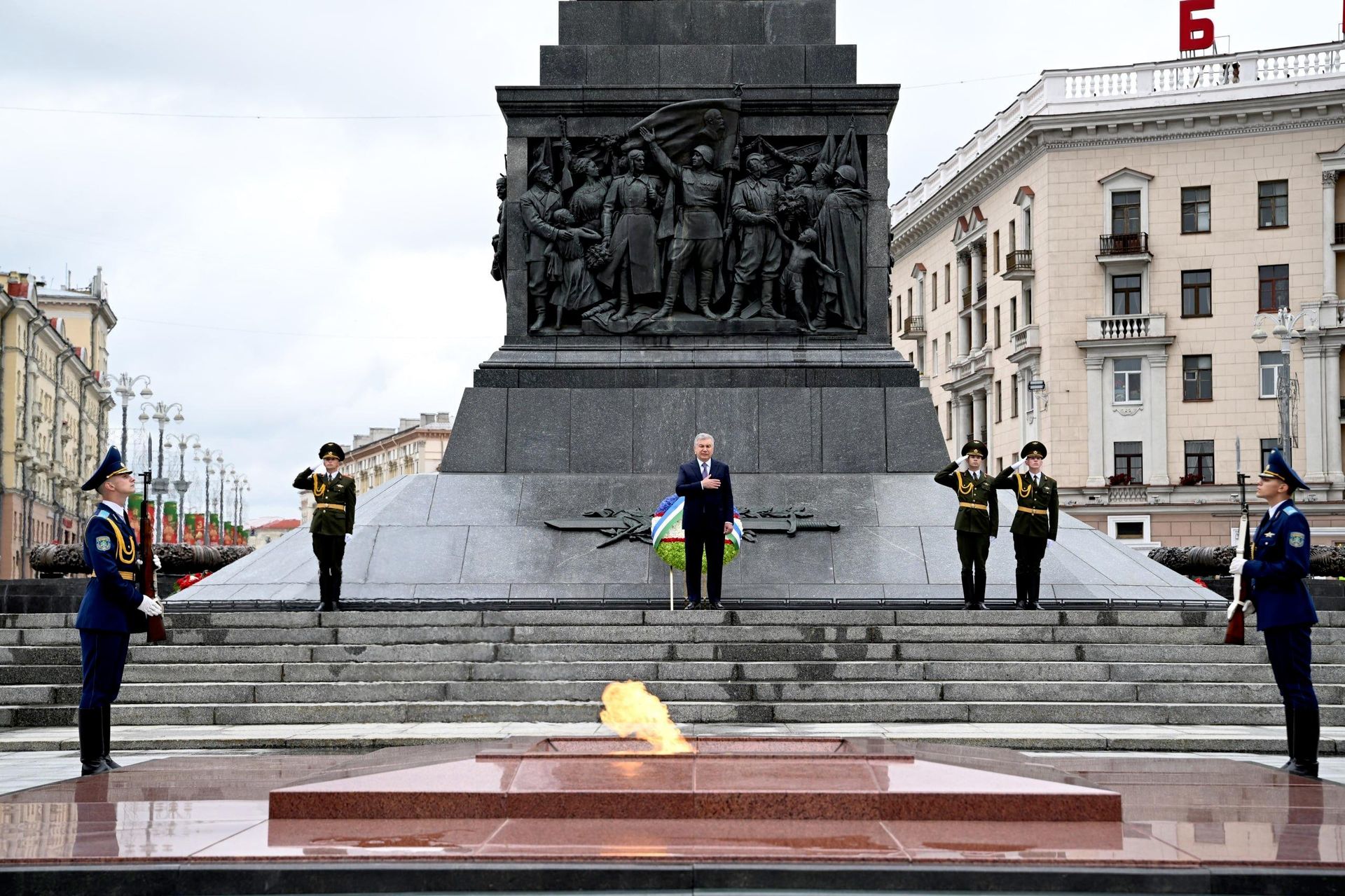 Президент Узбекистана Шавкат Мирзиёев возложил венок к Монументу Победы в Минске. - Sputnik Узбекистан, 1920, 09.07.2026