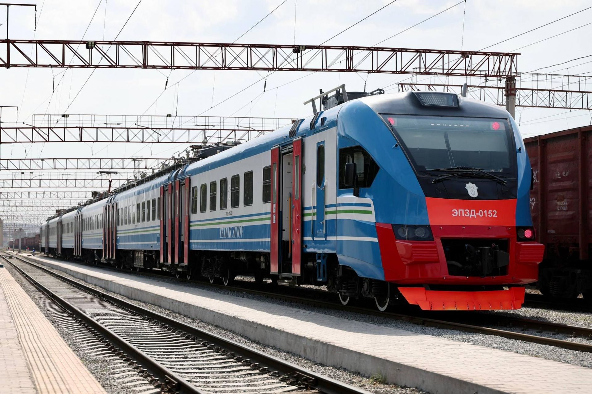 Президент Узбекистана прибыл из Ташкента в Бекабад на новом электропоезде Президент Узбекистана прибыл из Ташкента в Бекабад на новом электропоезде - Sputnik Узбекистан, 1920, 13.07.2026