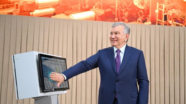 Шавкат Мирзиёев ввел в строй Литейно-прокатный комплекс Узбекского металлургического комбината - Sputnik Узбекистан