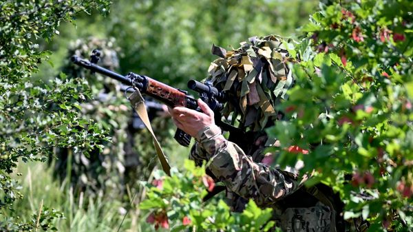 Боевое слаживание снайперских пар группировки войск Центр на Добропольском направлении СВО - Sputnik Узбекистан