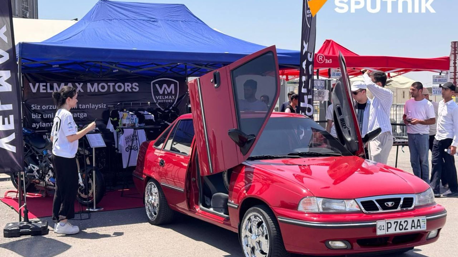 В Самарканде проходит автофестиваль с дрифт-шоу и выставкой ретроавтомобилей В Самарканде проходит автофестиваль с дрифт-шоу и выставкой ретроавтомобилей - Sputnik Узбекистан, 1920, 18.07.2026