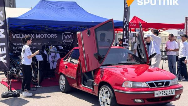 В Самарканде проходит автофестиваль с дрифт-шоу и выставкой ретроавтомобилей - Sputnik Узбекистан