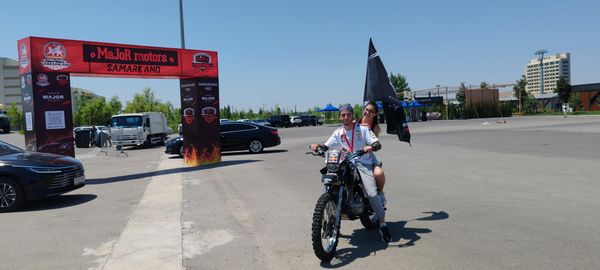 В Самарканде проходит автофестиваль с дрифт-шоу и выставкой ретроавтомобилей - Sputnik Узбекистан