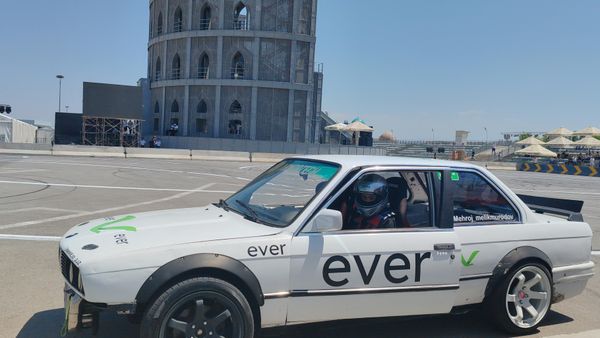 В Самарканде проходит автофестиваль с дрифт-шоу и выставкой ретроавтомобилей - Sputnik Узбекистан