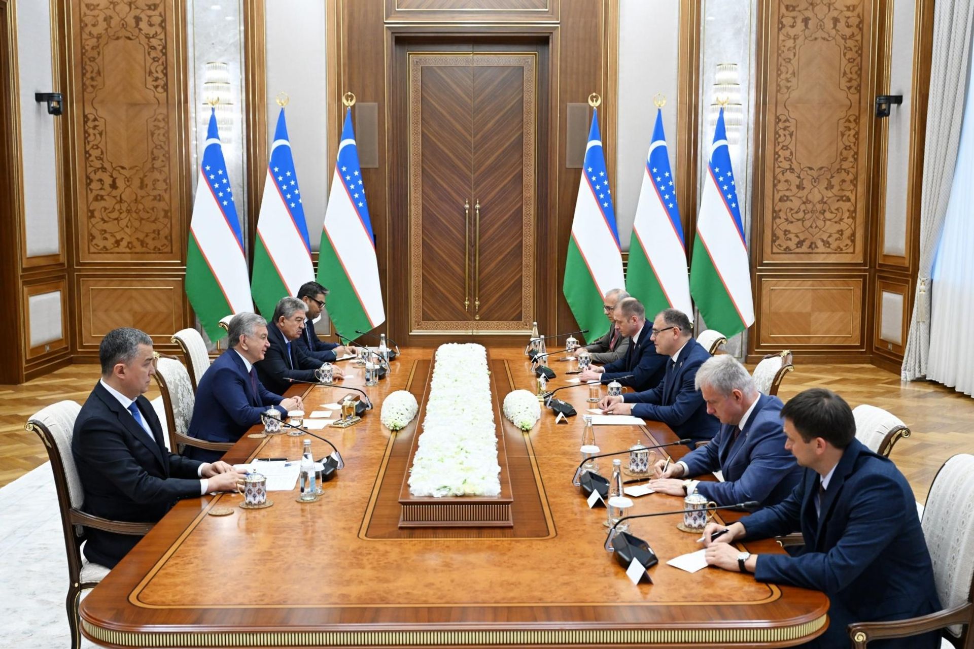Президент Узбекистана Шавкат Мирзиёев принял делегацию Республики Беларусь во главе с заместителем Премьер-министра Виктором Каранкевичем - Sputnik Ўзбекистон, 1920, 21.07.2026