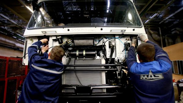 Рабочие в сборочном цехе главного конвейера Минского автомобильного завода (МАЗ) в Минске - Sputnik Узбекистан