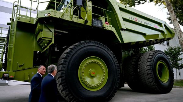 Шавкат Мирзиёев посетил в Нурафшане предприятие по выпуску специальных автомобилей, военной техники и механизмов - Sputnik Узбекистан