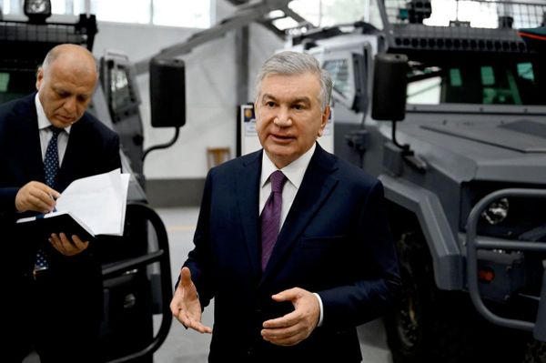 Шавкат Мирзиёев посетил в Нурафшане предприятие по выпуску специальных автомобилей, военной техники и механизмов - Sputnik Узбекистан
