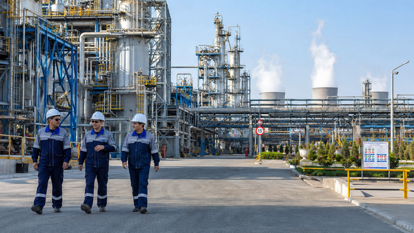 Рабочие на фоне нефтехимического комплекса - Sputnik Узбекистан
