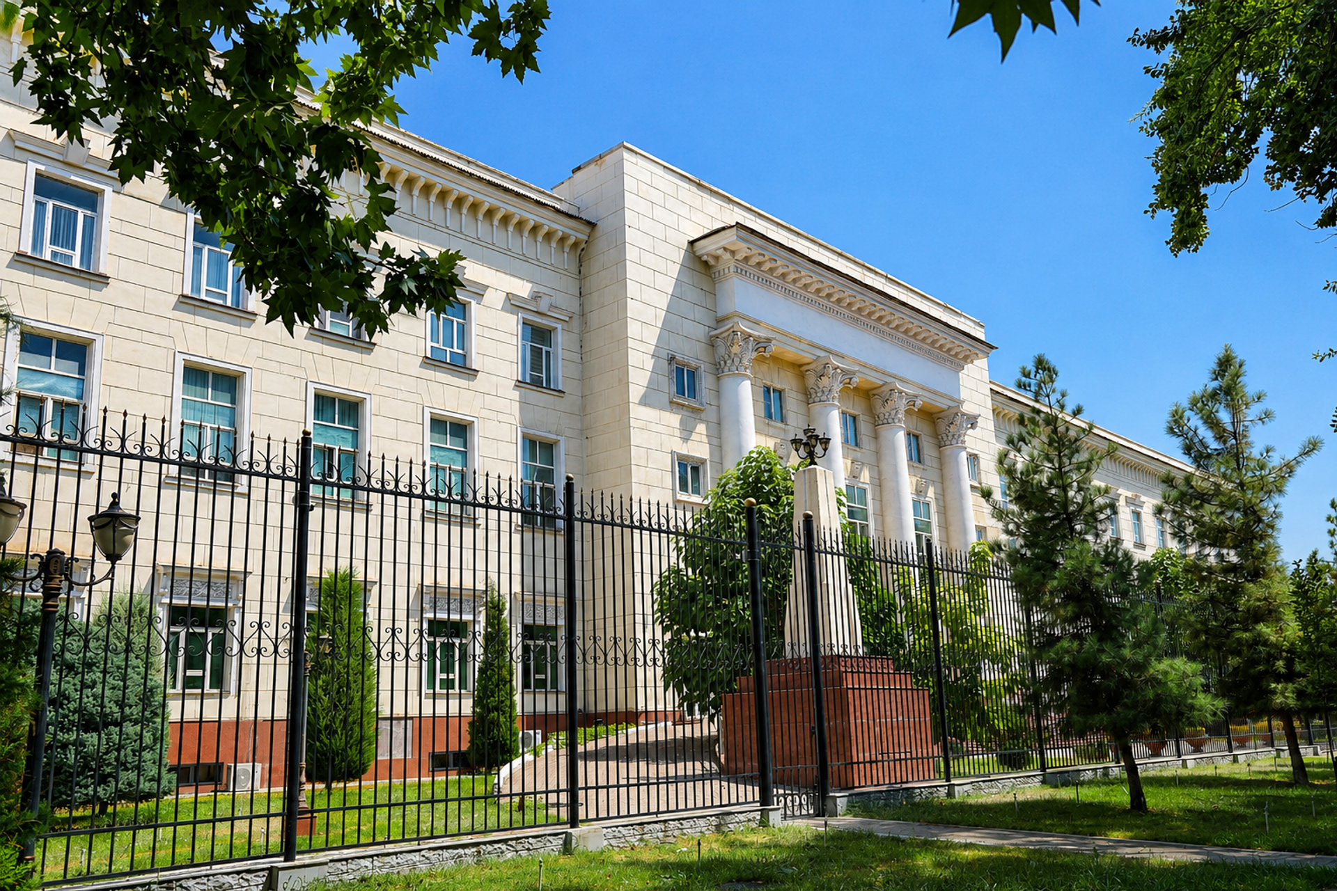 Марказий телеграф биноси меъмор Н. Брюханов лойиҳаси асосида қурилган. Ҳозир ундан алоқа тузилмалари фойдаланади - Sputnik Ўзбекистон, 1920, 30.07.2026