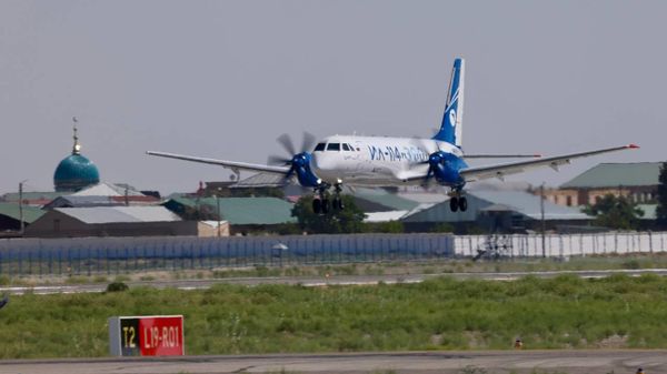 Российский самолёт Ил-114-300 прилетел в Узбекистан для испытаний 40-градусной жарой - Sputnik Ўзбекистон
