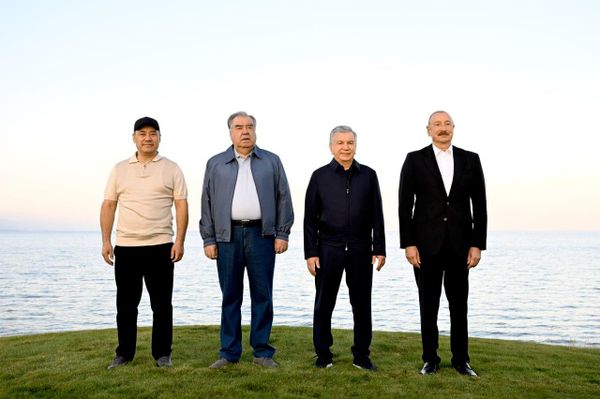 Шавкат Мирзиёев принял участие в открытии первого в Кыргызстане гольф-клуба международного класса Шавкат Мирзиёев принял участие в открытии первого в Кыргызстане гольф-клуба международного класса - Sputnik Узбекистан