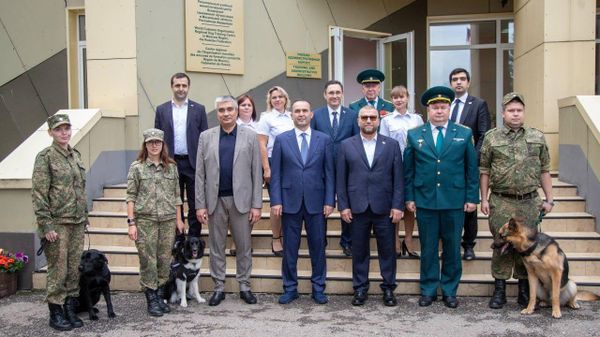 Делегация Таможенного комитета Узбекистана подарила российским коллегам лабрадора по кличке Макс - Sputnik Узбекистан