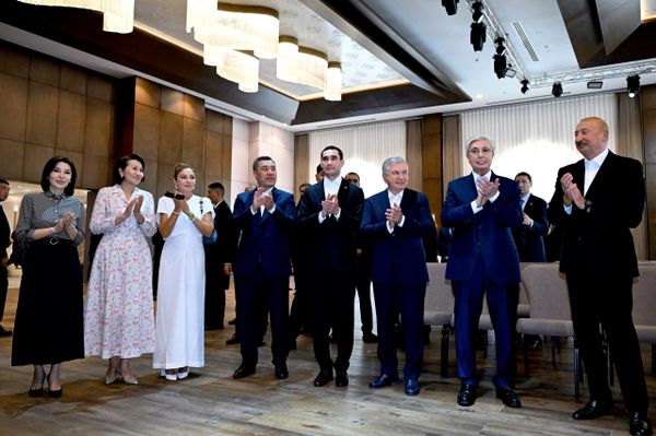 Шавкат Мирзиёев с главами государств ЦА и Азербайджана принял участие в церемонии открытия отеля Баку. - Sputnik Узбекистан