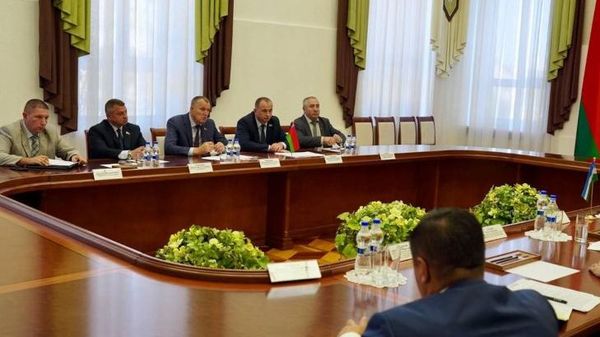 Встреча председателя Могилевского облисполкома Анатолия Исаченко и хокима Бухарской области Узбекистана Ботира Зарипова. - Sputnik Узбекистан
