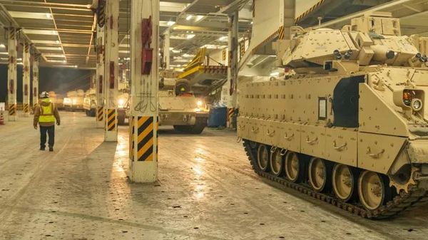 Otpravka amerikanskix BMP Bradley na Ukrainu. Arxivnoe foto - Sputnik O‘zbekiston