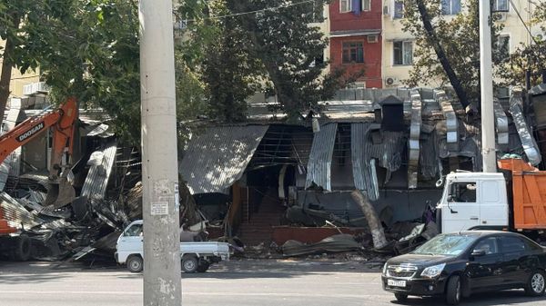 В Ташкенте сносят незаконные постройки на территории, прилегающей к рынку на ул - Sputnik Узбекистан