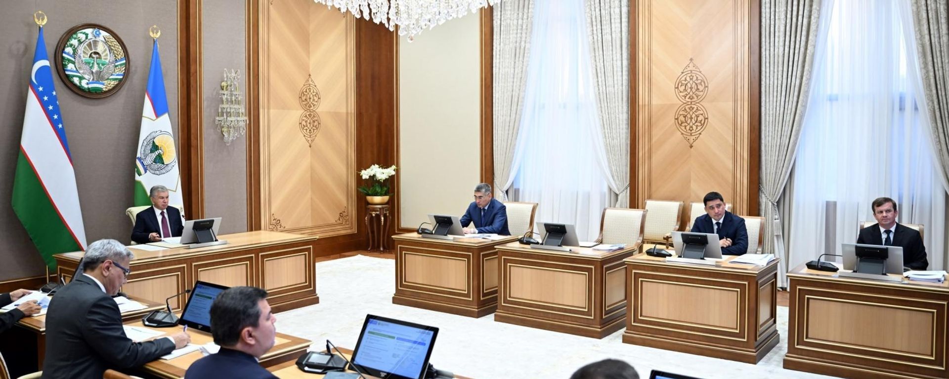 Shavkat Mirziyoyev oznakomilsya s prezentatsiyey po organizatsii deyatelnosti Agentstva po kadastru - Sputnik O‘zbekiston, 1920, 04.08.2026