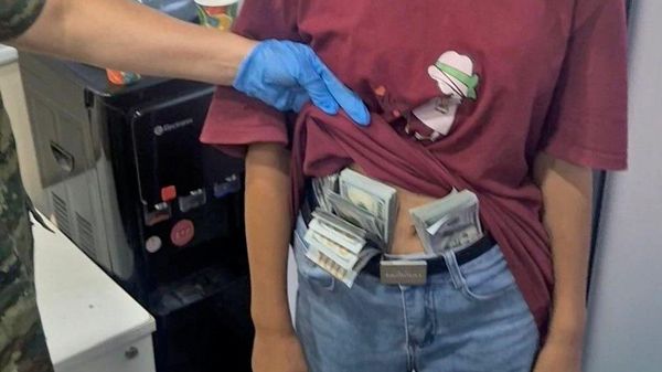 🟠 Таможенники Ташобласти пресекли незаконный вывоз из Узбекистана валюты и золотых слитков - Sputnik Узбекистан