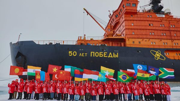 Экспедиция на атомном ледоколе 50 лет Победы. (Архивное фото) - Sputnik Ўзбекистон
