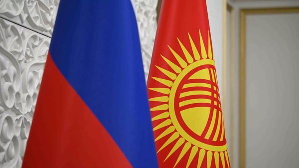 Флаги России и Кыргызстана. Архивное фото - Sputnik Ўзбекистон
