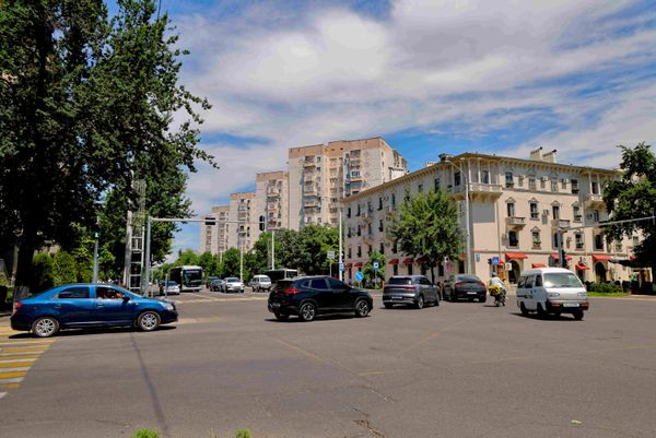 Городской перекресток среди жилых домов  - Sputnik Узбекистан
