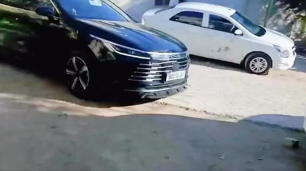 В соцсетях появилось видео, как разъяренный водитель BYD протаранил припаркованные автомобили - Sputnik Узбекистан
