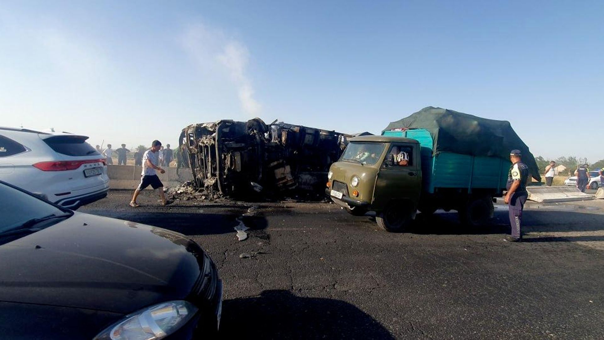 В Самарканде загоревшийся на ходу грузовик перевернулся, водитель погиб В Самарканде загоревшийся на ходу грузовик перевернулся, водитель погиб - Sputnik Узбекистан, 1920, 07.08.2026