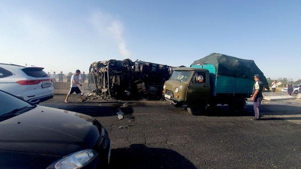В Самарканде загоревшийся на ходу грузовик перевернулся, водитель погиб - Sputnik Узбекистан