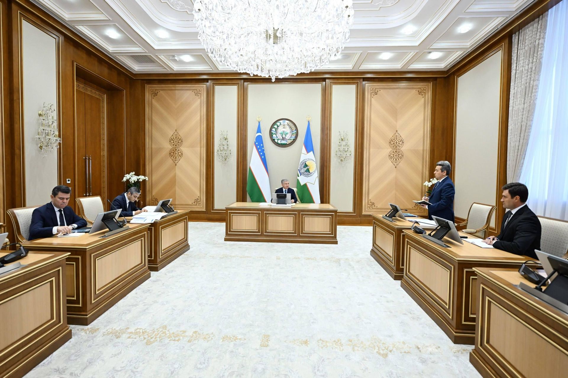 Шавкат Мирзиёев ознакомился с презентацией по приоритетным задачам развития экосистемы ИИ в стране. - Sputnik Узбекистан, 1920, 07.08.2026