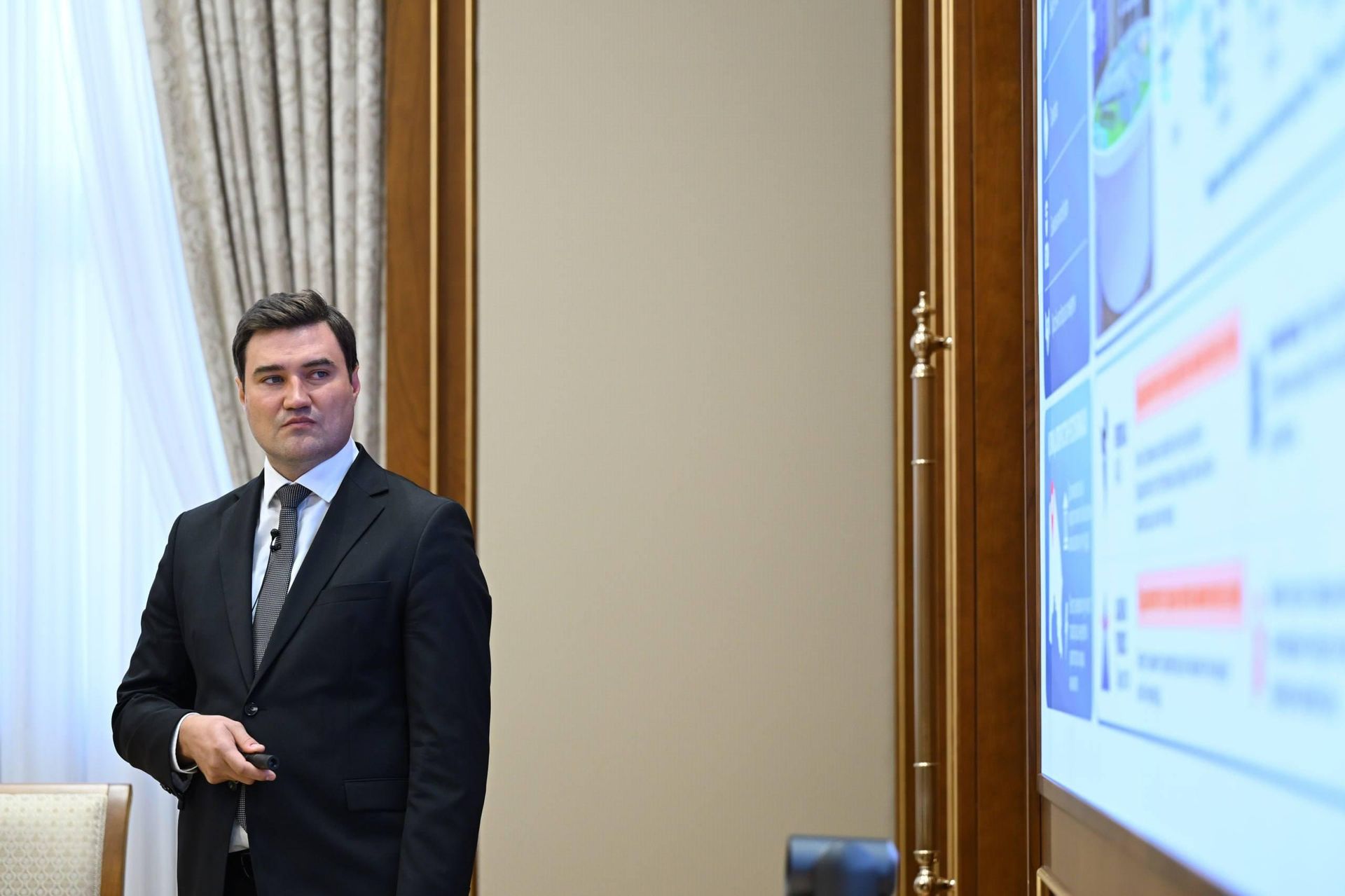 Шавкат Мирзиёев ознакомился с презентацией по приоритетным задачам развития экосистемы ИИ в стране. - Sputnik Узбекистан, 1920, 07.08.2026