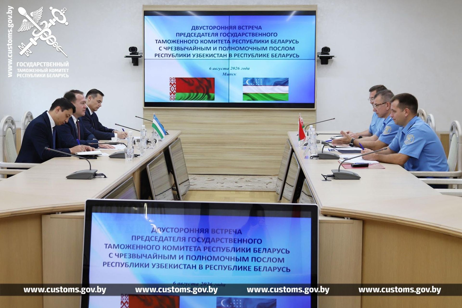 Председатель ГТК Беларуси и посол Узбекистана в РБ обсудили расширение белорусско-узбекского сотрудничества в таможенной сфере. - Sputnik Узбекистан, 1920, 08.08.2026